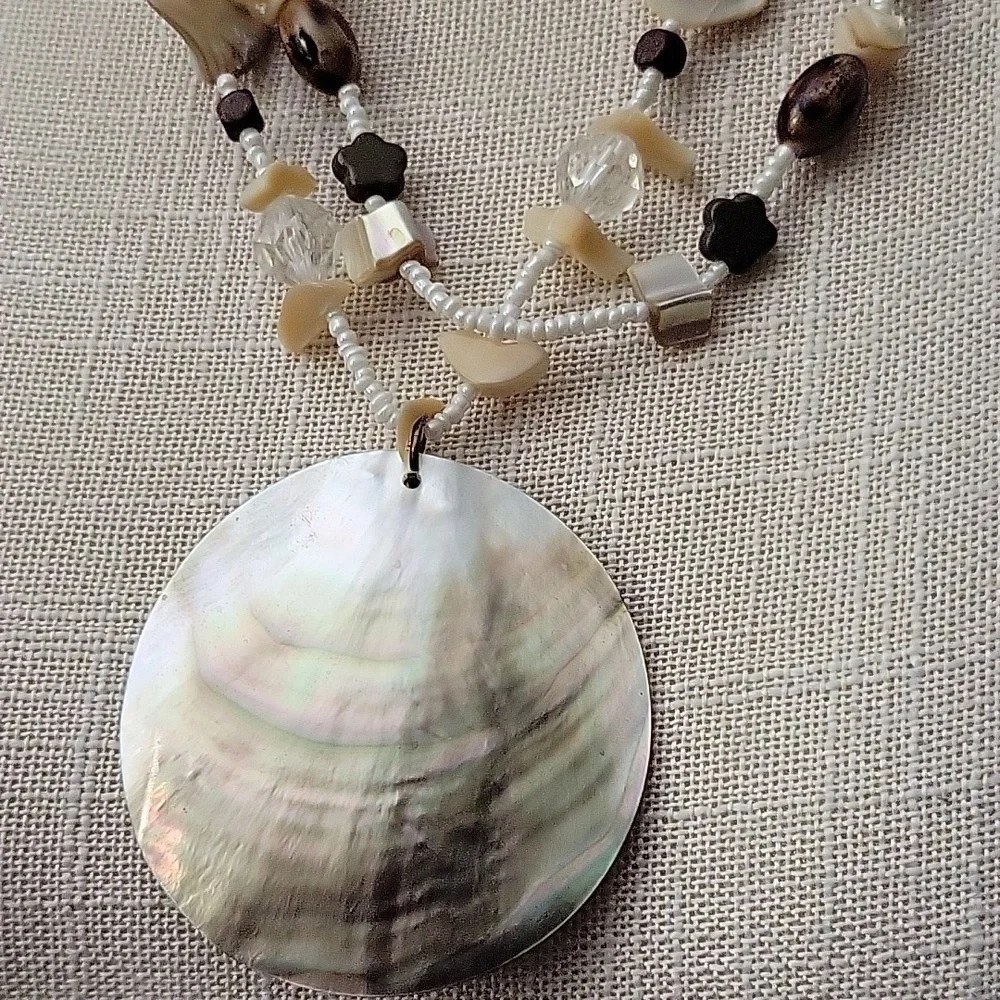 Elegant Shell Pendant Necklace And Earing Set - Picture 2 of 3